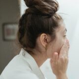 Žena koja praktikuje jutarnju njegu kože za svjež izgled lica